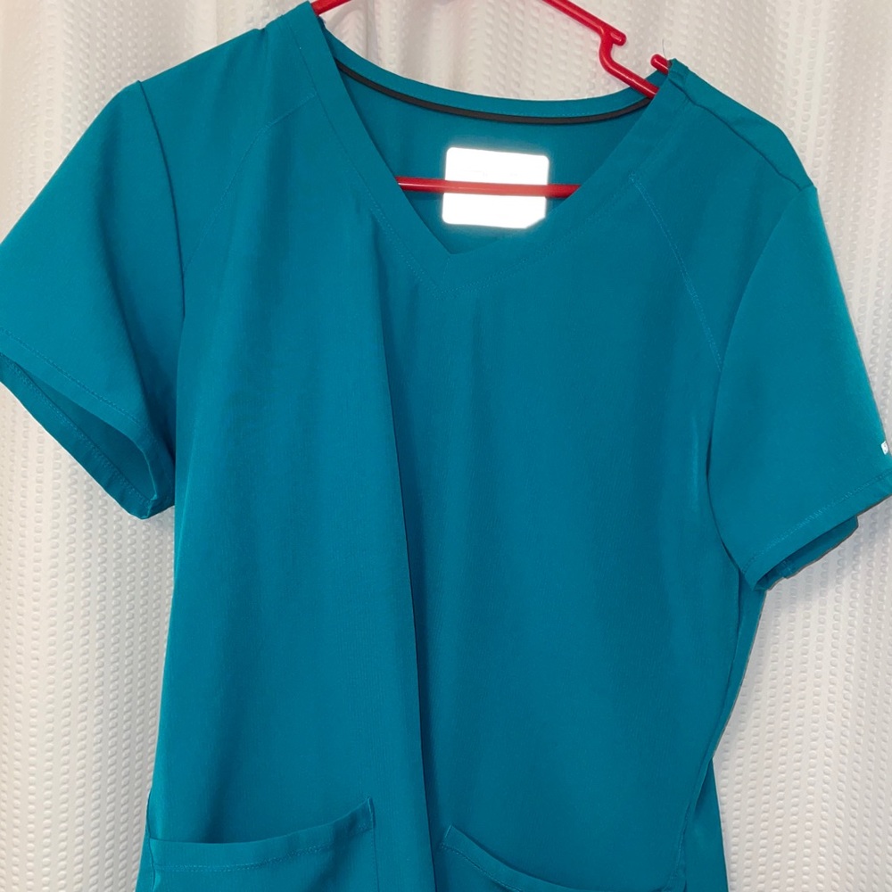 Medium Teal sketchers scrub top.